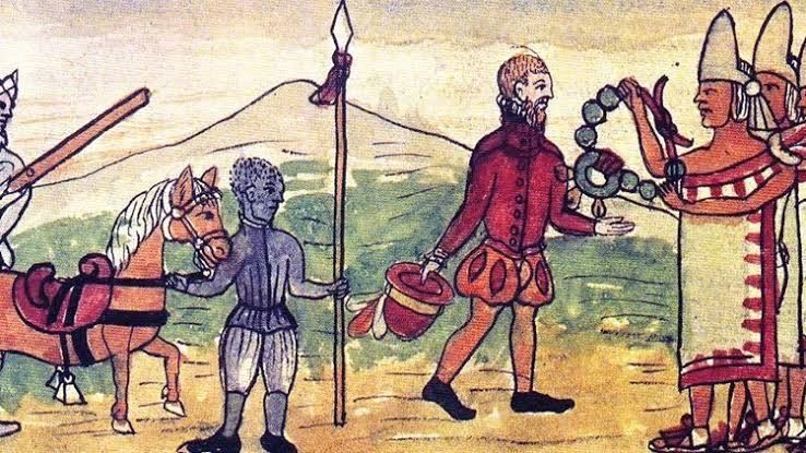 Dibujo en colores del siglo XVI: un español recibe un collar de manos de dos señores indígenas, y detrás de él un hombre negro sostiene una lanza y las riendas de un caballo.