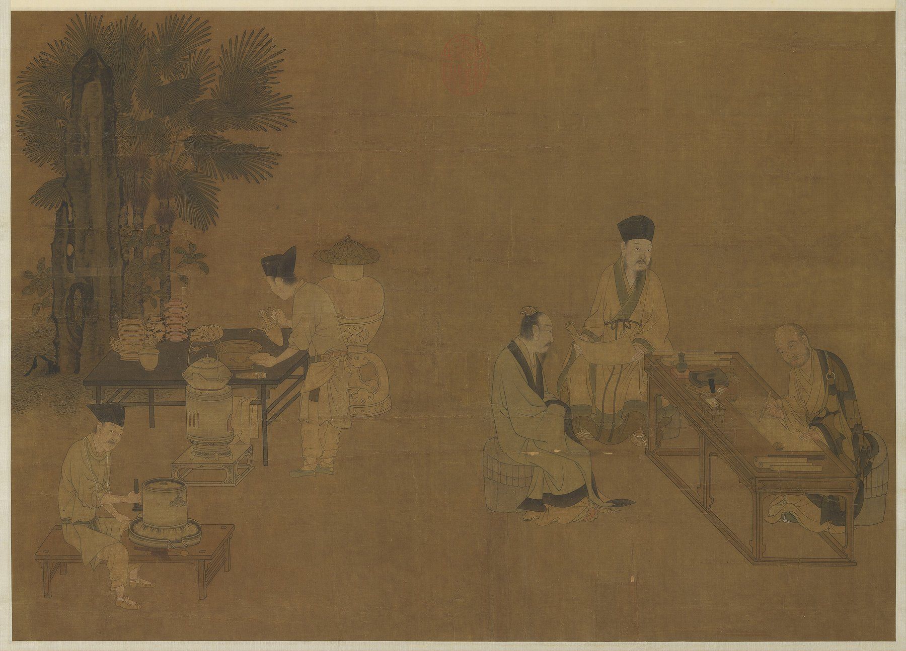 Pintura china antigua: a la izquierda, un hombre gira un molino para moler té y otro lo prepara en una mesa junto a un hornillo y una tetera; a la derecha, tres letrados miran un rollo.